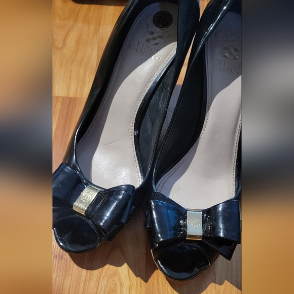 Classic Vince Camuto Patent Leather Peep Toe Wedges Size 10M - Picture 2 of 4